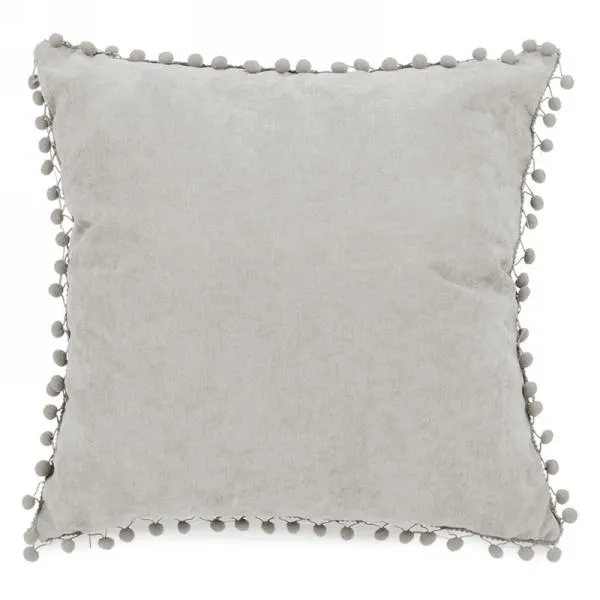 Coussin 17 po x 17 po en velours gris avec franges à pompon